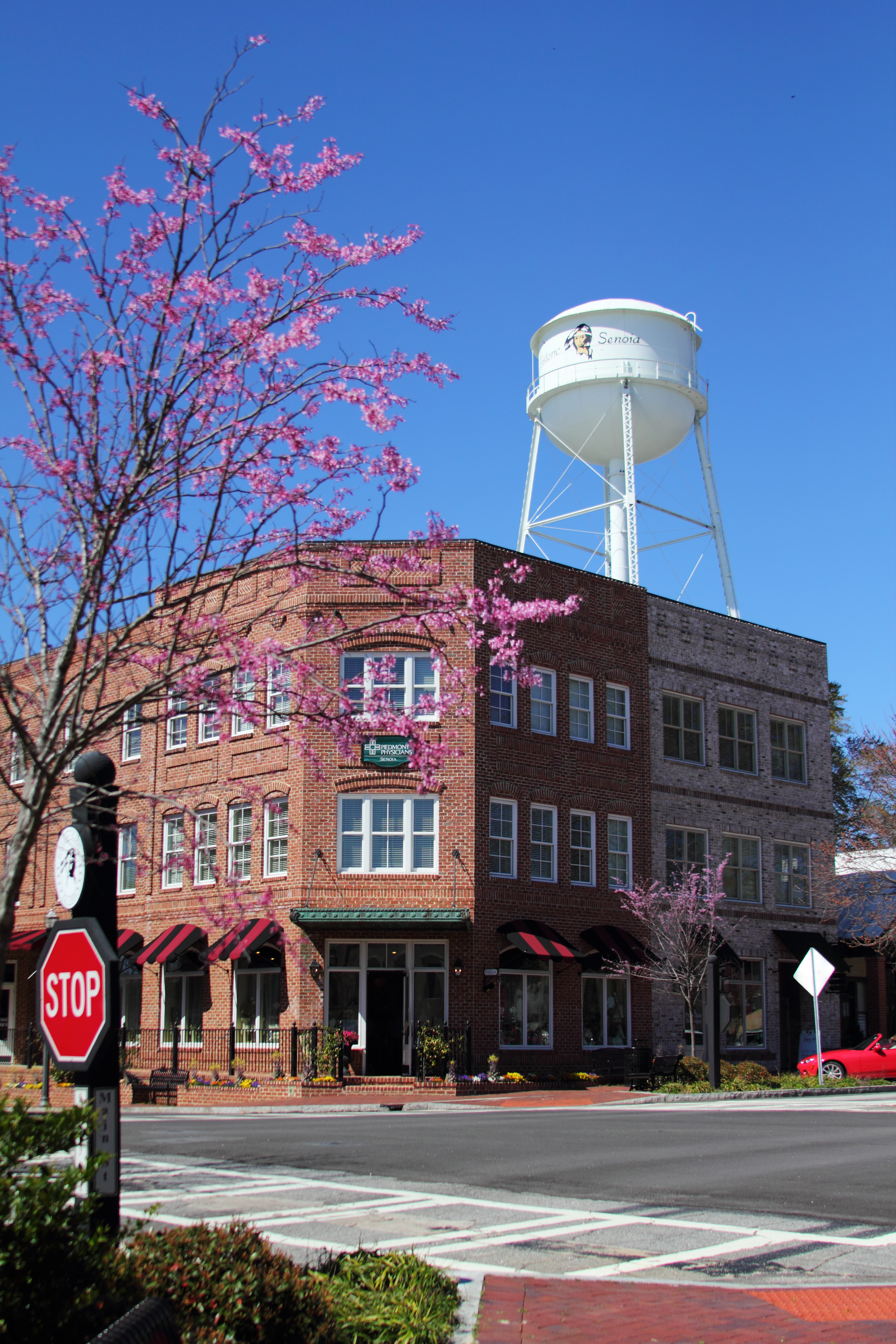 https://upload.wikimedia.org/wikipedia/commons/b/b8/Downtown_senoia.jpg